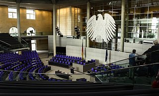 Der Plenarsaal im Reichstag: Während Kerstin Vieregge (CDU) auf einem Platz bei der Regierungsfraktion sitzen darf, müssen Robin Wagener (Grüne), Udo Hemmelgarn und Denis Pauli (AfD) voraussichtlich auf den harten Oppositionsbänken sitzen. - Martin Hostert