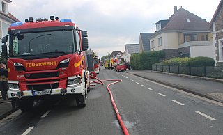 Die Lagesche Straße wurde wegen eines Brandes komplett gesperrt. Die Feuerwehr war dort mehrere Stunden im Einsatz. - Feuerwehr Bad Salzuflen/Lea Spellmeier