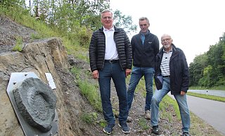 Ein seltenes Fundstück: Wolfgang Diekmann und Hubert Ebers vom Verein "Ländlicher Raum aktiv e.V." sowie Werner Diekmann von der Dorfwerkstatt Sandebeck freuen sich, einen Abguss des Ammoniten präsentieren zu können, der beim Bau des Bürgerradweges gefunden wurde. - Dieter Asbrock Ein seltenes Fundstück: Wolfgang Diekmann und Hubert Ebers vom Verein "Ländlicher Raum aktiv e.V." sowie Werner Diekmann von der Dorfwerkstatt Sandebeck freuen sich, einen Abguss des Ammoniten präsentieren zu können, der beim Bau des Bürgerradweges gefunden wurde. - Dieter Asbrock