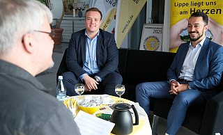 Lächeln im Streitgespräch: LZ-Redakteur Jost Wolf (links) interviewt die Bürgermeister-Kandidaten Michael Ruttner (CDU, links) und Celil Celik (SPD, rechts) im Foyer der LZ im Medien Centrum Giesdorf. Später müssen sie sich dann gegenseitig befragen. - Sven Koch Lächeln im Streitgespräch: LZ-Redakteur Jost Wolf (links) interviewt die Bürgermeister-Kandidaten Michael Ruttner (CDU, links) und Celil Celik (SPD, rechts) im Foyer der LZ im Medien Centrum Giesdorf. Später müssen sie sich dann gegenseitig befragen. - Sven Koch