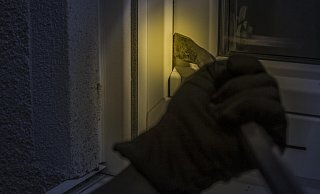 Nach einem Einbruch in ein Wohnhaus sucht die Polizei die T&auml;ter. - Pixabay