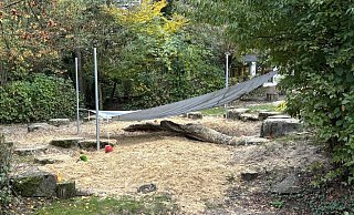 Der Außenbereich der Kita Himmelszelt in Humfeld ist leer. Grund dafür ist eine Vorsichtsmaßnahme: Spiel- und Sportplätze in Humfeld wurden nach dem Großbrand am Freitag bei Remondis gesperrt. - Thomas Reineke Der Außenbereich der Kita Himmelszelt in Humfeld ist leer. Grund dafür ist eine Vorsichtsmaßnahme: Spiel- und Sportplätze in Humfeld wurden nach dem Großbrand am Freitag bei Remondis gesperrt. - Thomas Reineke