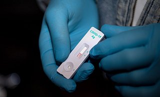 Antigen-Schnelltests dürfen frei verkauft werden, drei Präparate sind dafür freigegeben worden. In Apotheken werden sie voraussichtlich in ein bis zwei Wochen verfügbar sein. - ina Schuldt/dpa