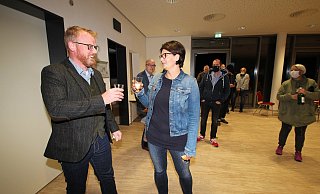 Friso Veldink und seine Frau Tina stoßen im Bürgerhaus an. Er wird neuer Bürgermeister von Dörentrup. - Jens Rademacher