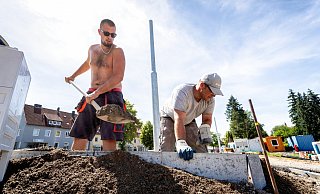 Amar Alickovic (links) und Martin Kroszynski sind auf der Baustelle an der Hornschen Straße fleißig im Einsatz. - Torben Gocke