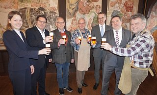 Dr. Maria Harnack (von links, Uni Paderborn), Holger Eichele (Deutscher Brauer-Bund), Willi Schirrmacher (Lippischer Heimatbund), Udo Strüber (Schwalenberger Brauzunft), Bürgermeister Jörg Bierwirth, Landrat Dr. Axel Lehmann und Frank Ehlert (Schwalenberger Brauzunft) stoßen auf den großen Erfolg an - natürlich mit Schwalenberger Bier. - Michaela Weiße