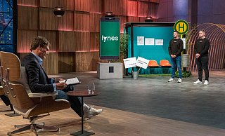 Sven (links) und Tobias Hubbes präsentieren bei der Vox-Sendung "Die Höhle der Löwen" mit Lynes die Idee mit Fahrten im ÖPNV Punkte sammeln zu können. Sie erhoffen sich ein Investment von 180.000 Euro für 20 Prozent der Anteile an ihrem Unternehmen. - RTL/Bernd-Michael Maurer Sven (links) und Tobias Hubbes präsentieren bei der Vox-Sendung "Die Höhle der Löwen" mit Lynes die Idee mit Fahrten im ÖPNV Punkte sammeln zu können. Sie erhoffen sich ein Investment von 180.000 Euro für 20 Prozent der Anteile an ihrem Unternehmen. - RTL/Bernd-Michael Maurer