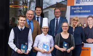 Die Sieger der Lippischen Jugendmeisterschaften im Gastgewerbe: (vorne, von links) Max Sundermeyer, Lena Kendon und Isabel Scheiper. Es gratulieren (hinten, von links) Kurt Kalkreuter (stellvertretender Landrat), Wolfgang Wilden (Schulleiter Felix-Fechenbach-Berufskolleg), Holger Lemke (Dehoga-Präsident) und Angelika Kasten (Detmolds stellvertretende Bürgermeisterin). - Raphael Bartling