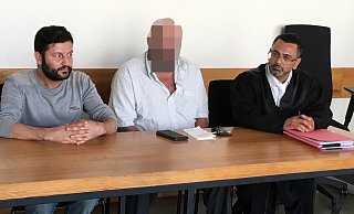 Übersetzer Mehmet Şirin Demir,der Angeklagte und sein Anwalt Remzi Yalcin. - Erol Kamisli Übersetzer Mehmet Şirin Demir,der Angeklagte und sein Anwalt Remzi Yalcin. - Erol Kamisli