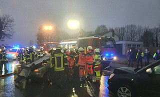 Für eine patientenorientierte Rettung musste das Dach des Seat abgetrennt werden. Der Verletzte wurde dann mit einem Spineboard aus dem Fahrzeug gehoben. - Feuerwehr Lemgo