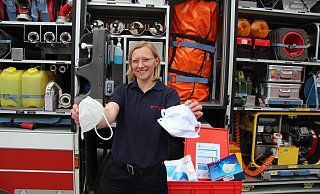 Marion Plöger ist eine der wenigen fest angestellten Kräfte bei der Freiwilligen Feuerwehr Lemgo. Masken sind mittlerweile ein Muss für die Kräfte, in den Einsatzfahrzeugen gibt es Wasser- und Desinfektionsspender und einen Vorrat an Schutzkleidung. - Katrin Kantelberg