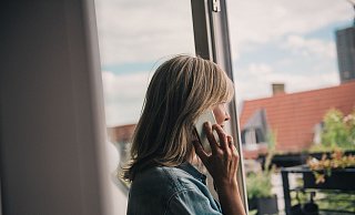 Fordert bei einem Anruf eine computergenerierte Stimme dazu auf, diesen Kontakt auf Whatsapp hinzuzufügen, blockiert man die Rufnummer am besten gleich. - Zacharie Scheurer/dpa-tmn Fordert bei einem Anruf eine computergenerierte Stimme dazu auf, diesen Kontakt auf Whatsapp hinzuzufügen, blockiert man die Rufnummer am besten gleich. - Zacharie Scheurer/dpa-tmn