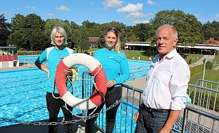 Noch sieht es nicht danach aus, aber der Auszubildende Dennis Rieken, die Fachangestellte für Bäderbetriebe, Ann-Kathrin Möhle und Vereinsvorsitender Wolfgang Schriegel stellen sich schon darauf an, das Freibad Schwarzenbrink winterfest zu machen. - Kirsten Fuhrmann Noch sieht es nicht danach aus, aber der Auszubildende Dennis Rieken, die Fachangestellte für Bäderbetriebe, Ann-Kathrin Möhle und Vereinsvorsitender Wolfgang Schriegel stellen sich schon darauf an, das Freibad Schwarzenbrink winterfest zu machen. - Kirsten Fuhrmann