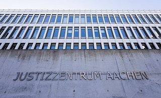 Das Landgericht Aachen hat einen 40 Jahre alten Polizeibeamten wegen Körperverletzung im Amt zu einer Freiheitsstrafe von einem Jahr auf Bewährung verurteilt. (Archivfoto) - Rolf Vennenbernd/dpa Das Landgericht Aachen hat einen 40 Jahre alten Polizeibeamten wegen Körperverletzung im Amt zu einer Freiheitsstrafe von einem Jahr auf Bewährung verurteilt. (Archivfoto) - Rolf Vennenbernd/dpa