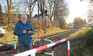 Wilfried Schuster ärgert sich über das Hupen der vorbeifahrenden Züge am unbeschrankten Personen-Übergang am Goetheweg. Mit einer App misst er 80 Dezibel. - Karolina Schmidt Wilfried Schuster ärgert sich über das Hupen der vorbeifahrenden Züge am unbeschrankten Personen-Übergang am Goetheweg. Mit einer App misst er 80 Dezibel. - Karolina Schmidt