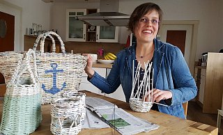 Die Möglichkeiten sind unglaublich vielfältig: Dorothea Katharina Schmidt zaubert aus Zeitungspapier Taschen, Körbe und vieles mehr. Am liebsten benutzt die Lotherin natürlich die Lippische Landes-Zeitung, sagt sie.  - Marianne Schwarzer(LZ)