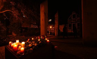 An der Gedenkstätte Ehemalige Synagoge an der Exterstraße brannten Kerzen es waren Kränze abgelegt worden. Besucher der Mahnwache auf dem Marktplatz konnten sie einzeln zum stillen Gedenken besuchen und Blumen ablegen. - Jost Wolf An der Gedenkstätte Ehemalige Synagoge an der Exterstraße brannten Kerzen es waren Kränze abgelegt worden. Besucher der Mahnwache auf dem Marktplatz konnten sie einzeln zum stillen Gedenken besuchen und Blumen ablegen. - Jost Wolf