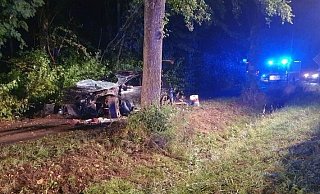 Bei einem schweren Unfall wurden drei Menschen teils schwer verletzt. - Feuerwehr Lügde Bei einem schweren Unfall wurden drei Menschen teils schwer verletzt. - Feuerwehr Lügde