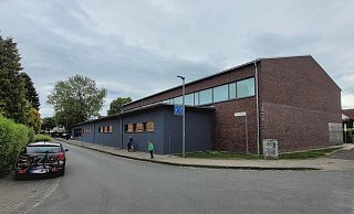 Wenig los, doch morgens und mittags herrscht auch an der Ostschule Verkehrschaos. Jetzt will die Stadt gegen die Elterntaxis vorgehen. - Katrin Kantelberg Wenig los, doch morgens und mittags herrscht auch an der Ostschule Verkehrschaos. Jetzt will die Stadt gegen die Elterntaxis vorgehen. - Katrin Kantelberg