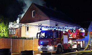 Mit Unterstützung der Drehleiter der Feuerwehr Lage konnten die Einsatzkräfte an das Feuer herankommen. - Freitag Medien Gruppe/Stock