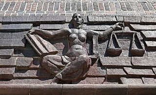 Blick auf die Justitia über dem Eingang eines Landgerichts. - Hendrik Schmidt/dpa-Zentralbild/dpa/Symbolbild Blick auf die Justitia über dem Eingang eines Landgerichts. - Hendrik Schmidt/dpa-Zentralbild/dpa/Symbolbild