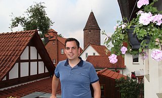 Von seinem Balkon hat Torben Blome einen wunderbaren Blick auf Lügdes Altstadt. - Silke Buhrmester Von seinem Balkon hat Torben Blome einen wunderbaren Blick auf Lügdes Altstadt. - Silke Buhrmester