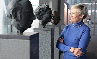 Aug' in Auge mit der Grande Dame in der Galerie prägender Köpfe Phoenic Contact: Angela Josephs hat die 2015 verstorbene Gesellschafterin und Prokuristin Ursula Lampmann sehr geschätzt. Nun hat sie selbst Abschied vom Unternehmen genommen. - André Köller