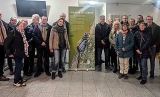 Foto AG und Besucher bei der Ausstellungeröffnung "Wasser ist Leben" im Kalletaler Rathaus. - Gemeinde Kalletal Foto AG und Besucher bei der Ausstellungeröffnung "Wasser ist Leben" im Kalletaler Rathaus. - Gemeinde Kalletal
