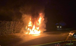 Bei Eintreffen der ersten Einsatzkräfte steht der Lieferwagen bereits in Vollbrand. - Löschzug Bösingfeld Bei Eintreffen der ersten Einsatzkräfte steht der Lieferwagen bereits in Vollbrand. - Löschzug Bösingfeld