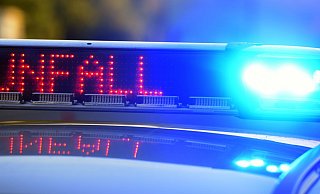 Auf einem Polizeifahrzeug warnt eine Leuchtschrift vor einer Unfallstelle. - Stefan Puchner/dpa/Symbolbild