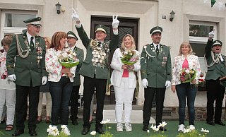 Es strahlt und grüßt der neue Bösingfelder Schützenthron: (von links) Ralf Klemme (Thronoffizier), Cornelia Dreier (Hofdame), das Königspaar Burkhard I. Dreier und Kathrin I. Klemme, Björn Semper (Adjudant) und Natascha Semper (Hofdame). - Sylvia Frevert Es strahlt und grüßt der neue Bösingfelder Schützenthron: (von links) Ralf Klemme (Thronoffizier), Cornelia Dreier (Hofdame), das Königspaar Burkhard I. Dreier und Kathrin I. Klemme, Björn Semper (Adjudant) und Natascha Semper (Hofdame). - Sylvia Frevert