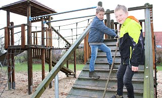 Florian und Johannes (von links) lieben das Mulitfunktions-Spielgerät auf „ihrem" Spielplatz „In der Holle" in Pottenhausen. - Sandra Castrup Florian und Johannes (von links) lieben das Mulitfunktions-Spielgerät auf „ihrem" Spielplatz „In der Holle" in Pottenhausen. - Sandra Castrup