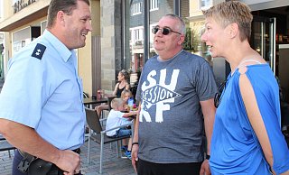 Sucht den direkten Kontakt zu den Bürgern: (von links) Der Bezirksdienstbeamte Jörg Thäsler im Gespräch mit Jörn Glaser und Melanie Danger. - Sandra Castrup