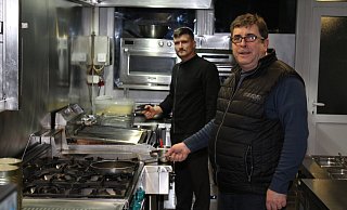 Der "Alt Lage"-Inhaber Zaim Jazvin (vorne) steht als gelernter Koch täglich selbst in der Küche. Mitarbeiter Gavrilo Pejovic setht seinem Chef zur Seite. - Sandra Castrup