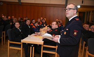 Schriftführer Uwe Kronshage stellt den Kameraden in Augustdorf den Jahresbericht vor. Rund 70 Prozent der Einsätze seien auf die kritische Tageszeit gefallen, zu der viele Mitglieder nicht abkömmlich seien. - Nicole Ellerbrake