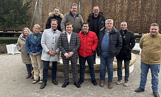 Schausteller des Bad Salzufler Weihnachtstraums diskutieren mit Landtagsabgeordnetem Klaus Hansen (3. v. l.), Bürgermeister Dirk Tolkemitt (7. v. l.) und dem CDU-Vorsitzenden Jan Gentemann (4. v. l.). - CDU Bad Salzuflen