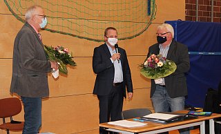 Bürgermeister Mario Hecker (Mitte) gratuliert Dieter Hartwig (links) von der SPD zur Wahl des ersten stellvertretenden Bürgermeisters und Volker Preuß von der CDU zur Wahl des zweiten stellvertretenden Bürgermeisters. - Nadine Uphoff