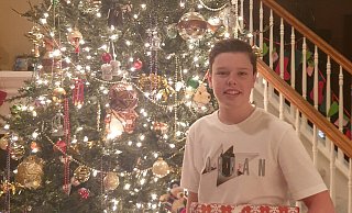 Lars Krügler steht vor einem fünf Meter hohen Weihnachtsbaum. Der 16-Jährige lebt ein knappes Jahr in Texas. - Fotorechte Lars Krügler