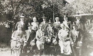 Die Königheims waren in Blomberg angesehene Bürger. Gustav Königheim (ganz rechts, sitzend) war Offizier im Alten Blomberger Schützenbataillon. Die historische Aufnahme aus dem Jahr 1927 zeigt ihn und seine Frau Else (ganz links, sitzend) mit König Wilhelm Herbst, Königin Anna Köhne und dem übrigen Hofstaat. - Blomberger Stadtarchiv Die Königheims waren in Blomberg angesehene Bürger. Gustav Königheim (ganz rechts, sitzend) war Offizier im Alten Blomberger Schützenbataillon. Die historische Aufnahme aus dem Jahr 1927 zeigt ihn und seine Frau Else (ganz links, sitzend) mit König Wilhelm Herbst, Königin Anna Köhne und dem übrigen Hofstaat. - Blomberger Stadtarchiv