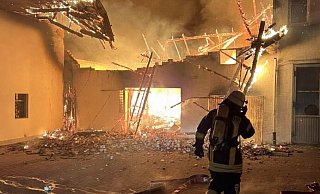 In Linderhofe brennt ein Bauernhof. - Löschzug Bösingfeld