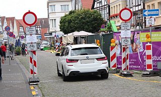 Trotz der "Durchfahrt verboten"-Schilder fahren viele Autofahrer immer noch von der Exterstraße in Richtung Krumme Straße durch - die meisten vermutlich ohne zum Kreis der Berechtigten zu gehören. - Jana Beckmann Trotz der "Durchfahrt verboten"-Schilder fahren viele Autofahrer immer noch von der Exterstraße in Richtung Krumme Straße durch - die meisten vermutlich ohne zum Kreis der Berechtigten zu gehören. - Jana Beckmann