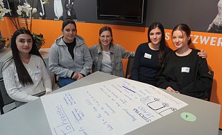 Natalie Wittmann (Mitte), Koordinatorin des Lemgoer Jugendforums, im Gespräch mit den Realschülerinnen (von links) Milena Mesropyan, Ritaj Saleh, Nazanin Noori und Irina Dulson. - Stadtwerke Lemgo