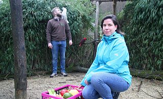 Hilfe aus dem Herzen: Marc Phillip Eckstein (links) und seine gefiederten Freunde konnten sich dieses Jahr auf Bianca Adam-Null verlassen. Sie hat den Vogelpark Heiligenkirchen besonders durch die Coronakrise in diesem Jahr gehofen. - Yannick Sonntag(LZ) Hilfe aus dem Herzen: Marc Phillip Eckstein (links) und seine gefiederten Freunde konnten sich dieses Jahr auf Bianca Adam-Null verlassen. Sie hat den Vogelpark Heiligenkirchen besonders durch die Coronakrise in diesem Jahr gehofen. - Yannick Sonntag(LZ)