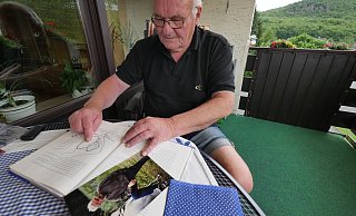 Jobst Pankoke zeigt, wo auf Alt-Schieder bis in die 80er Jahre große Reitturniere stattfanden. - Jost Wolf Jobst Pankoke zeigt, wo auf Alt-Schieder bis in die 80er Jahre große Reitturniere stattfanden. - Jost Wolf