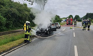 Der Wagen wurde zunächst mit Wasser abgekühlt und anschließend mit Schaum geflutet, um letzte Brandnester zu ersticken. - Feuerwehr Barntrup Der Wagen wurde zunächst mit Wasser abgekühlt und anschließend mit Schaum geflutet, um letzte Brandnester zu ersticken. - Feuerwehr Barntrup