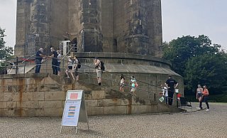 Am Tag der Wiedereröffnung werden Besucher zum Aufstieg in das Hermannsdenkmal gelassen. - Yannick Sonntag(LZ)