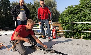 Dachdeckermeister Thorben Lhotzky (vorne), Architekt Torge Lüdkemeier und Dachdeckermeister Christopher Kloss (von links) machen das Dach neu. - Sven kienscherf Dachdeckermeister Thorben Lhotzky (vorne), Architekt Torge Lüdkemeier und Dachdeckermeister Christopher Kloss (von links) machen das Dach neu. - Sven kienscherf