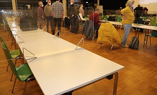 Der Gemeinderat tagt derzeit coronabedingt möglichst kurz, und zwar mit Abstand und Plexiglasscheiben. - Birgit Guhlke Der Gemeinderat tagt derzeit coronabedingt möglichst kurz, und zwar mit Abstand und Plexiglasscheiben. - Birgit Guhlke