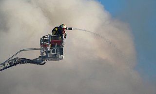 Im Zwenkauer Gewerbepark in Leipzig ist am Morgen ein Gro&szlig;brand ausgebrochen. Die Feuerwehr war mit einem Gro&szlig;aufgebot vor Ort. - Foto: Peter Endig/dpa-Zentralbild/dpa