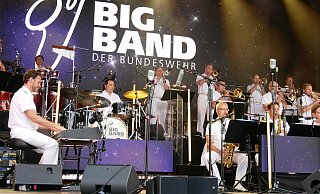 Perfekte Bühnenshow. Die Big Band der Bundeswehr begeistert Tausende auf dem Detmolder Marktplatz - Thomas Krügler
